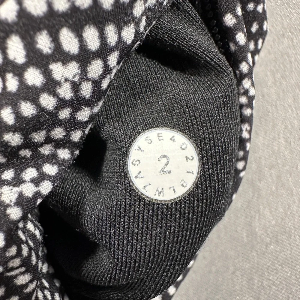 Lululemon Shorts Womens 2 Black Polka Dot 2.5 Inseam Running Zip Pocket Athletic